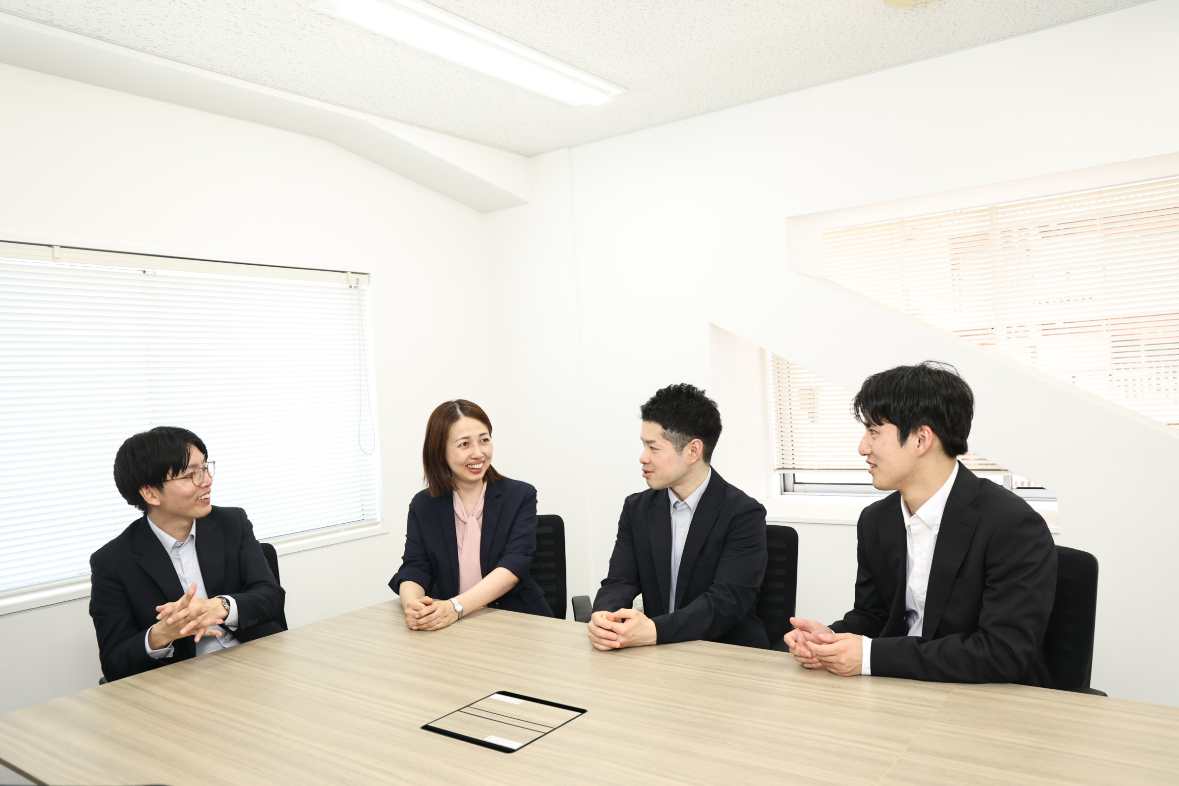 会議室で話す税理士法人大和の社員