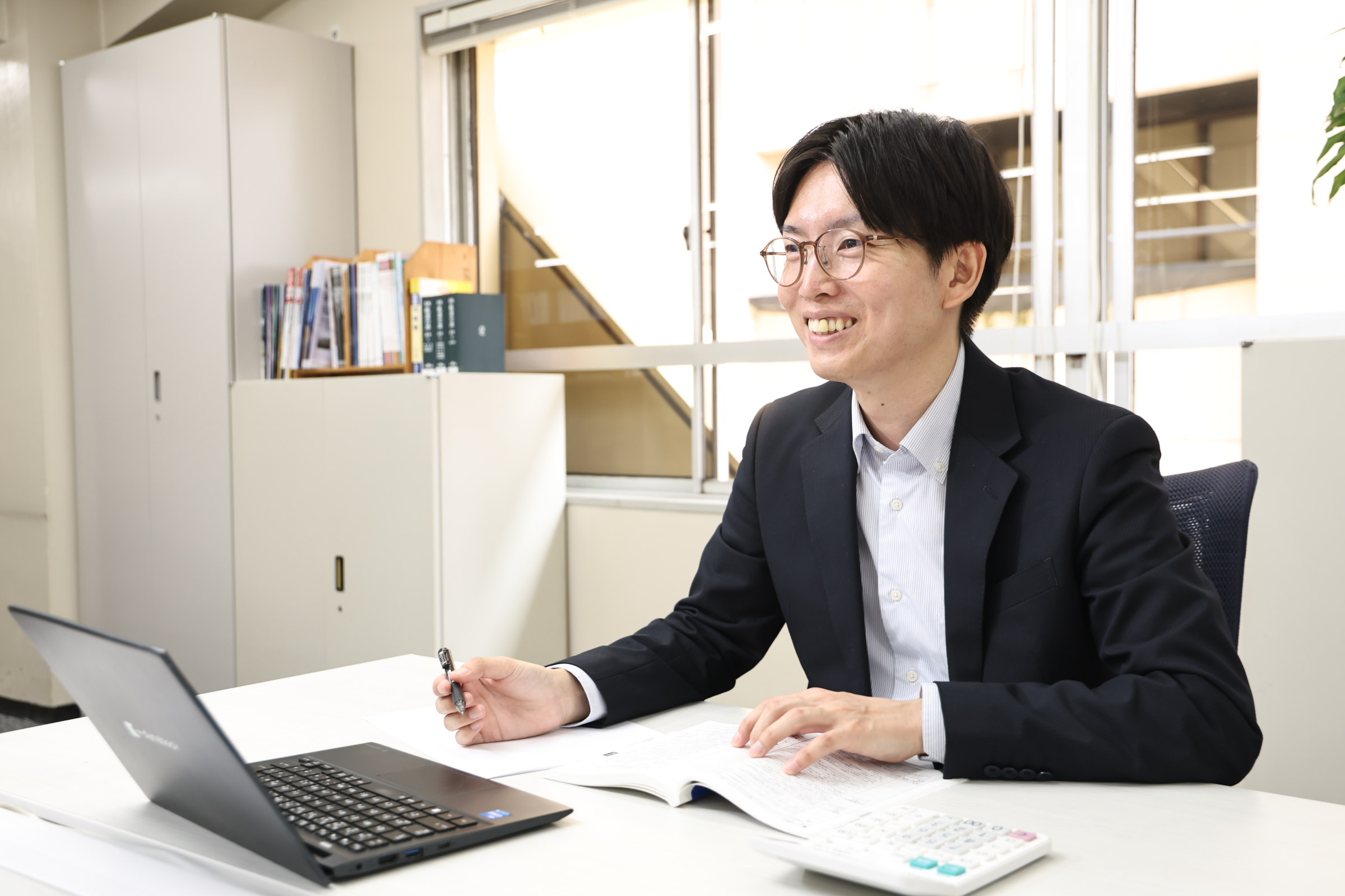 デスクで資料を確認する社員