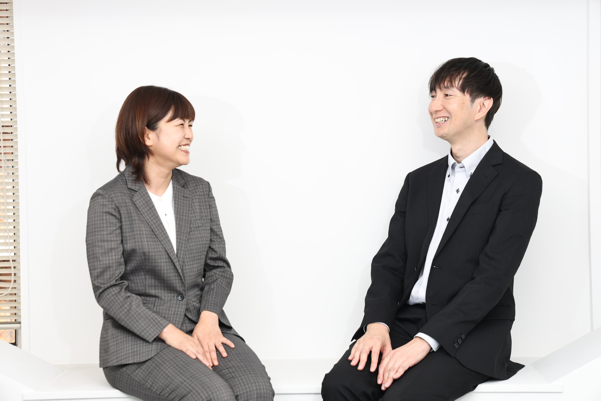 茨城事務所で話すA.E.さんとO.T.さん
